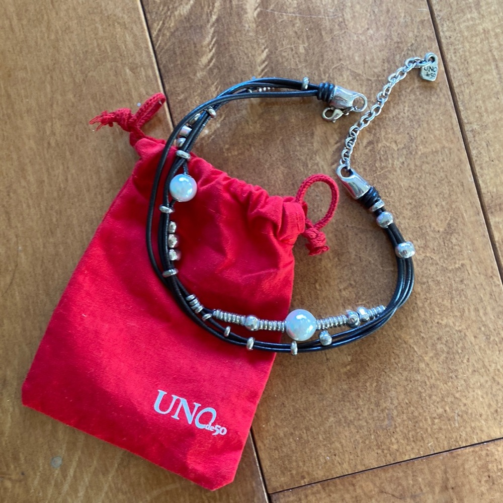 Uno de 50 choker style necklace. Excellent condition! Comes with the red bag.